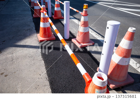 歩道を整備する道路工事 137315681
