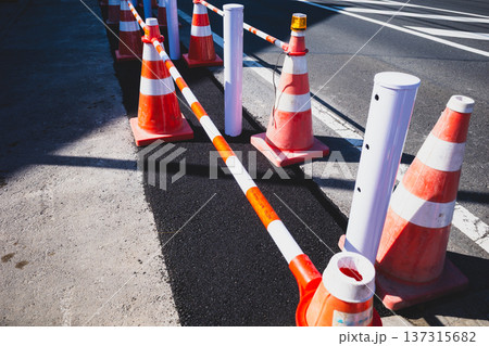 歩道を整備する道路工事 高彩度コントラスト 歩道を整備する道路工事 高彩度コントラスト 137315682