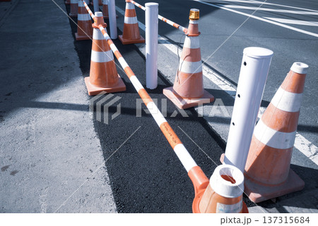 歩道を整備する道路工事 クールカラー 歩道を整備する道路工事 クールカラー 137315684