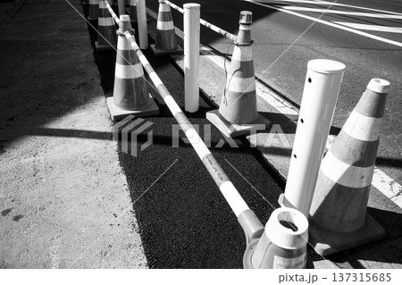 歩道を整備する道路工事　モノクロ 137315685