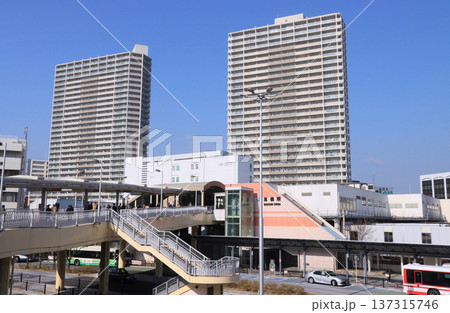 高槻駅とタワーマンション 高槻駅とタワーマンション 137315746