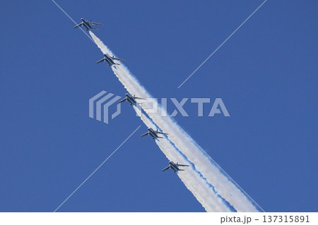 青空を飛行するブルーインパルス 137315891