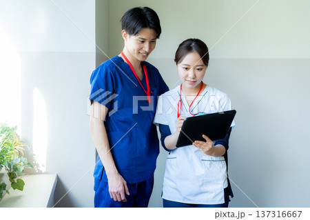 病院で働く医療スタッフ 137316667