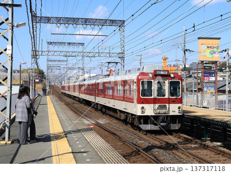 近鉄大阪線　築山駅に到着する2430系電車 137317118