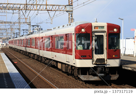 近鉄大阪線　俊徳道駅を通過する5200系電車 137317119