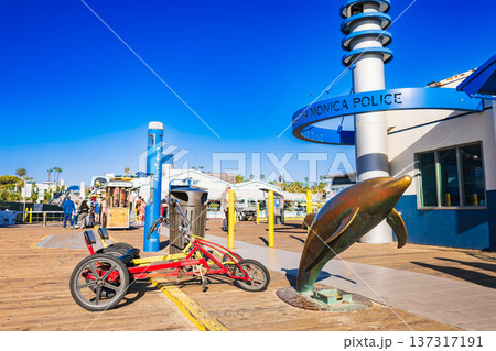 ロサンゼルス　サンタモニカ・ピア 137317191