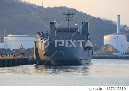 係留中の輸送艦 137317210