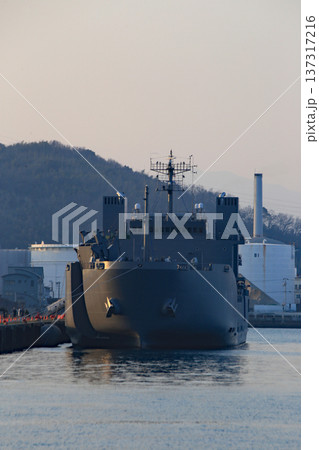 港に停泊する輸送艦 137317216