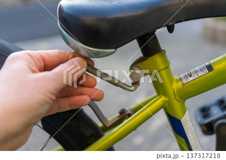 子供用自転車のサドルの高さ調整 子供用自転車のサドルの高さ調整 137317218
