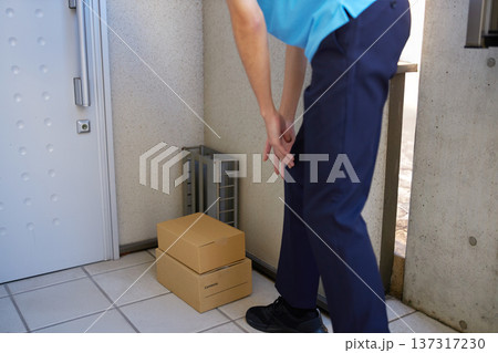 宅急便を自宅に届ける配送業者の男性 137317230