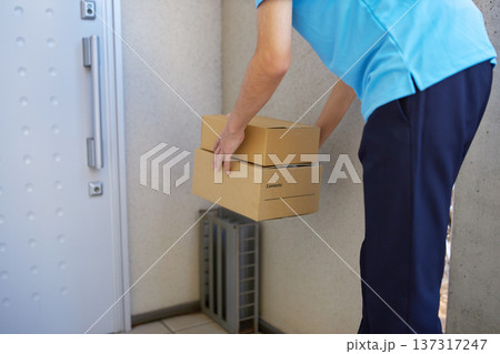 宅急便を自宅に届ける配送業者の男性 137317247