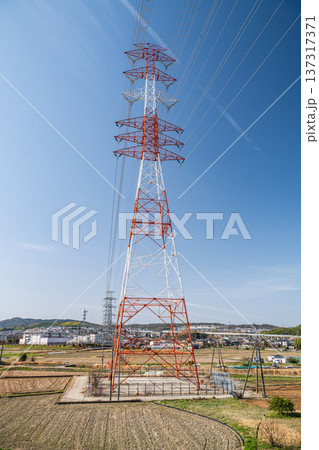 田んぼの中に立つ鉄塔　京都府京田辺市 137317371