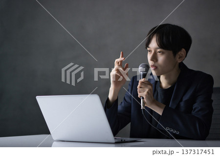 セミナー講師　ビジネスシーン 137317451