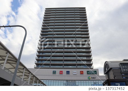堺市堺区堺東駅前の堺市役所ビル前の高層マンション 堺市堺区堺東駅前の堺市役所ビル前の高層マンション 137317452