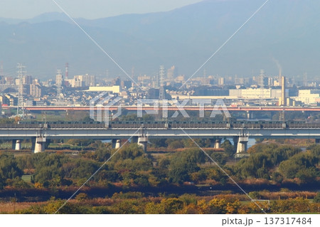 荒川・戸田橋を渡る埼京線E233系電車 137317484