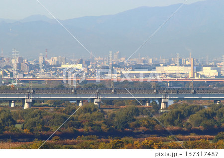 荒川・戸田橋を渡る埼京線直通のりんかい線70-000形電車 荒川・戸田橋を渡る埼京線直通のりんかい線70-000形電車 137317487