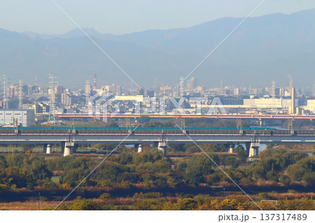 荒川・戸田橋を渡る東北新幹線E5系 137317489