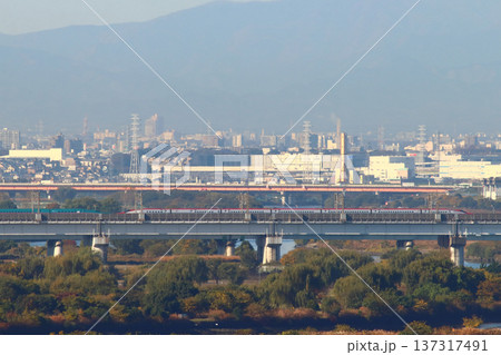 戸田橋を渡る東北新幹線E5系（秋田新幹線E6系併結） 137317491