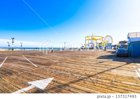ロサンゼルス　サンタモニカ・ピア 137317493