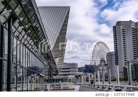 ビルの谷間から見るみなとみらいの風景 137317498