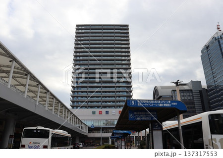 堺市堺区堺東駅前の堺市役所ビル前の高層マンション 堺市堺区堺東駅前の堺市役所ビル前の高層マンション 137317553