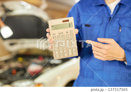 修理の料金を表示する自動車整備士 137317565