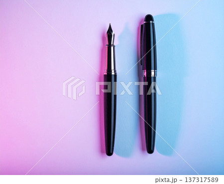 万年筆とボールペンのクローズアップ 文房具イメージ 137317589