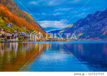 ハルシュタット湖の秋色風景 ハルシュタット湖の秋色風景 137317737