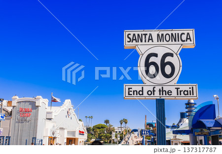 ロサンゼルス サンタモニカ・ピア ルート66の終点サイン ロサンゼルス サンタモニカ・ピア ルート66の終点サイン 137317787