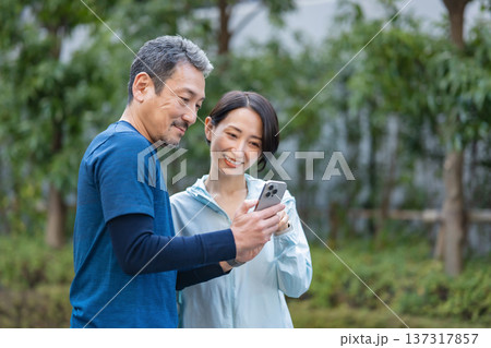 スマホを操作する夫婦 スマホを操作する夫婦 137317857