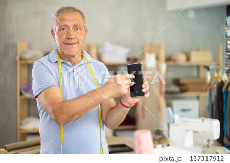 man tailor offers to place an order via mobile man tailor offers to place an order via mobile 137317912