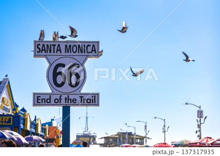 ロサンゼルス　サンタモニカ・ピア　ルート66の終点サイン 137317935