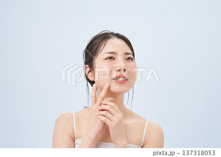 肌のトラブルに悩む女性 肌のトラブルに悩む女性 137318053