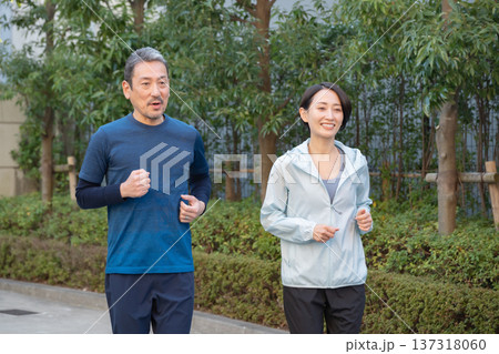 運動する男女 運動する男女 137318060