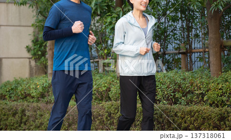 運動する男女 運動する男女 137318061