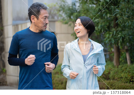 運動する男女 運動する男女 137318064