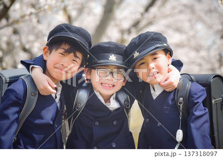 小学校に入学する新一年生 小学校に入学する新一年生 137318097