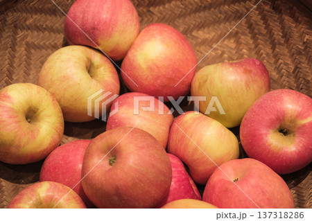 竹かごに盛られた新鮮なリンゴ――収穫と健康的な食のコンセプト 137318286
