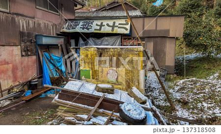 台風の影響で倒壊した家屋 台風の影響で倒壊した家屋 137318508