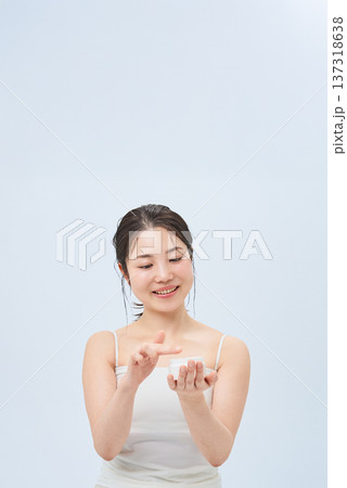 スキンケアをする若い女性 スキンケアをする若い女性 137318638
