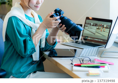 クリエイターの若い女性 クリエイターの若い女性 137319498