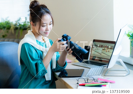クリエイターの若い女性 137319500