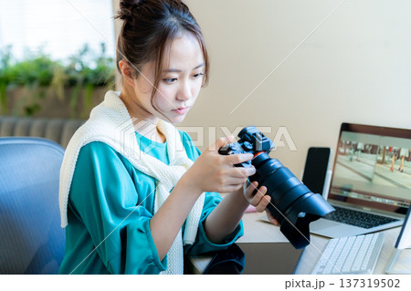 クリエイターの若い女性 クリエイターの若い女性 137319502