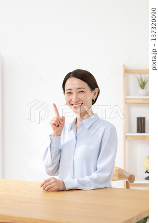 案内をする女性 案内をする女性 137320090