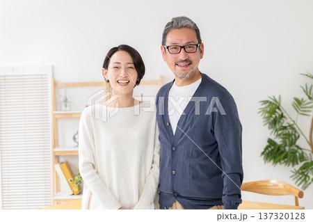 笑顔で寄り添うカップル 137320128