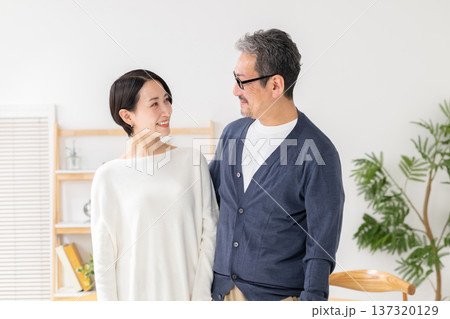 笑顔で寄り添うカップル 笑顔で寄り添うカップル 137320129