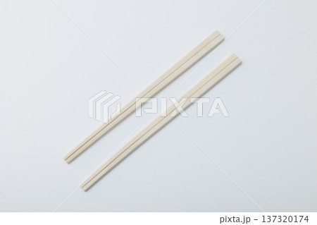 白い背景のわり箸 137320174
