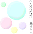 パステルカラーの大小のシャボン玉 137320249