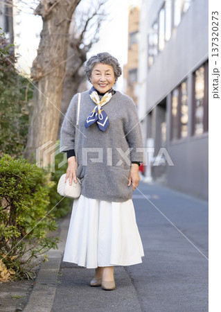 街を歩く笑顔のシニア女性　カメラ目線 137320273