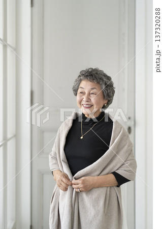 窓辺で微笑む80代の女性 窓辺で微笑む80代の女性 137320288